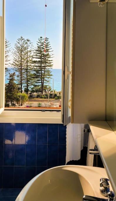 Thekeystudio,Tiramisu Nel Cuore Della Citta Bordighera Luaran gambar